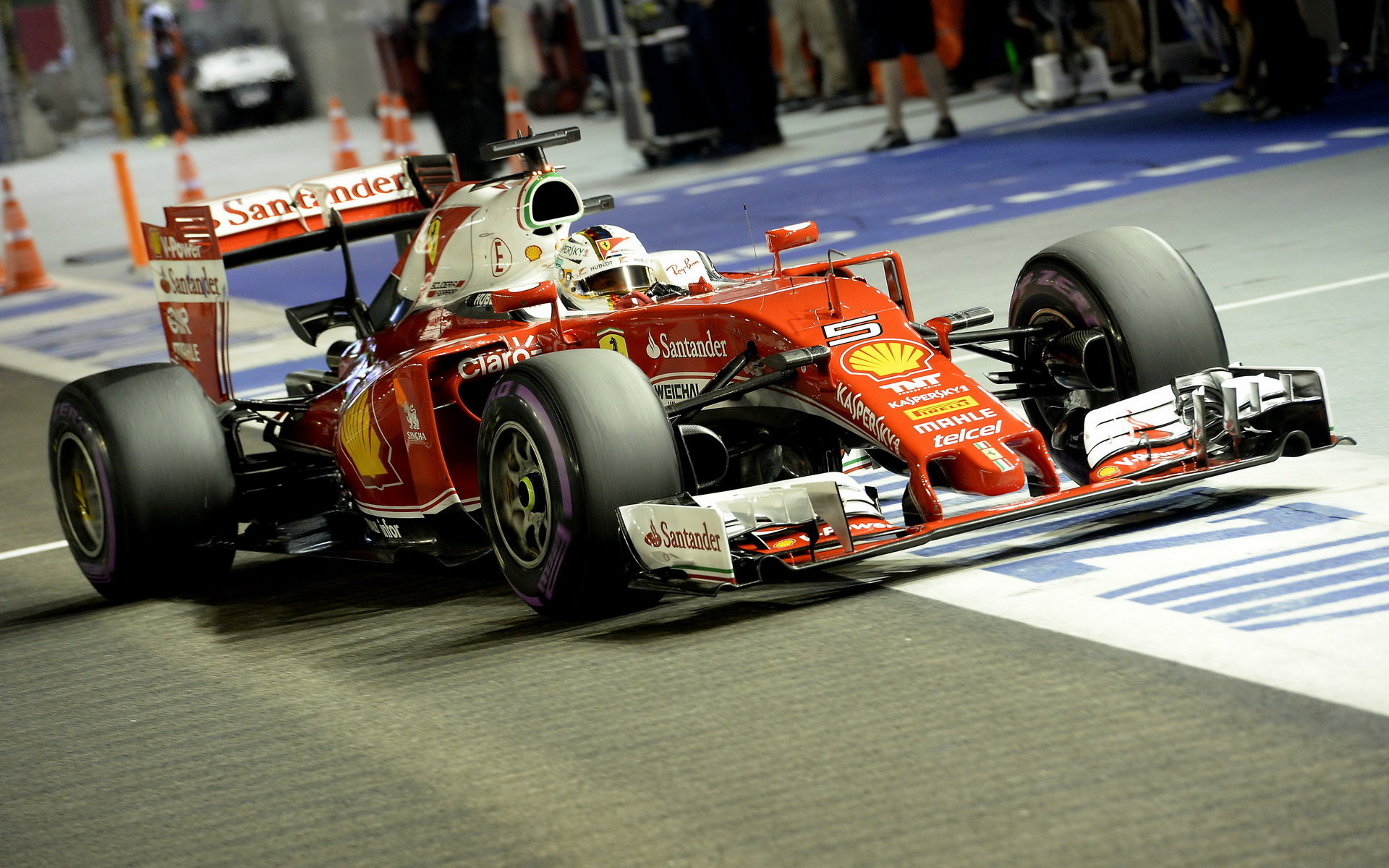 Sebastian Vettel s Ferrari loni v Singapuru