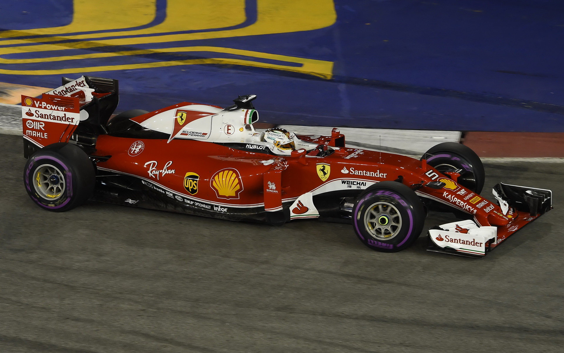 Sebastian Vettel v kvalifikaci v Singapuru