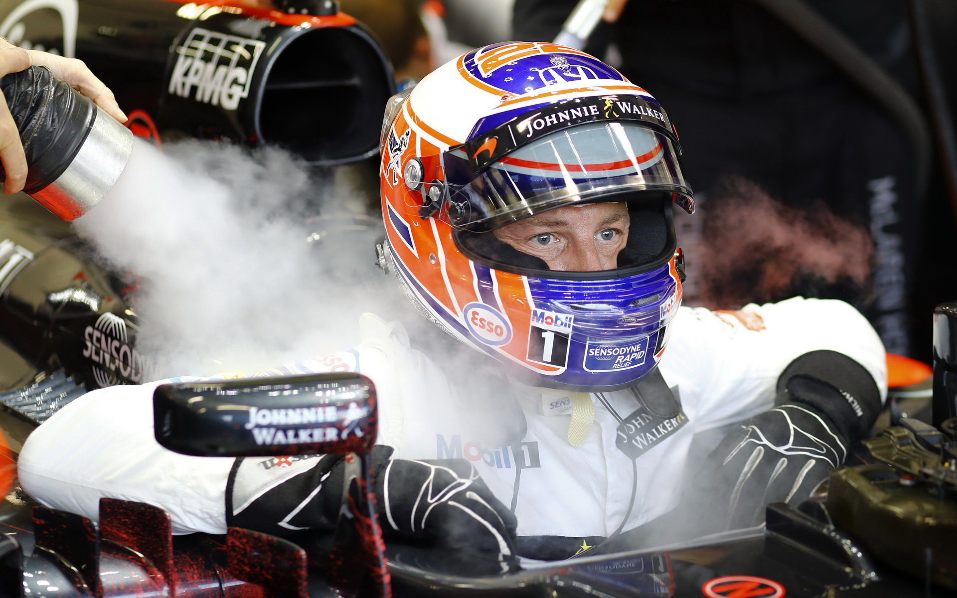 Jenson Button se chladí při pátečním tréninku v Singapuru