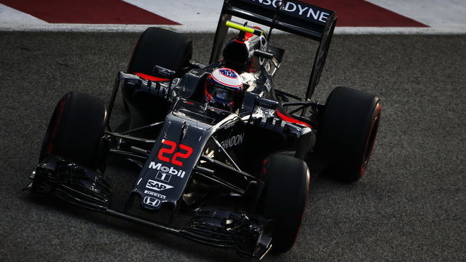 Jenson Button v za volantem svého aktuálního monopostu
