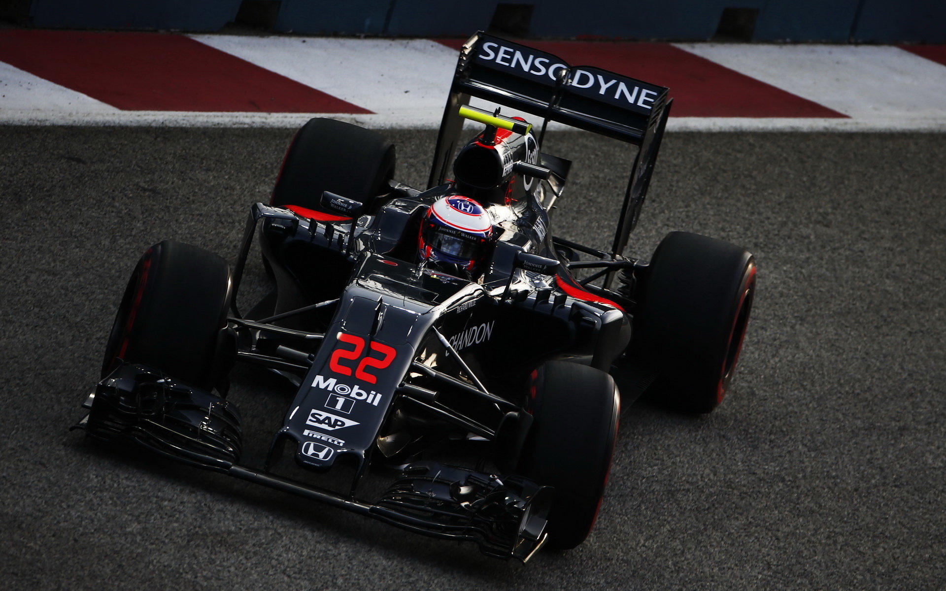Jenson Button v za volantem svého aktuálního monopostu