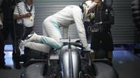 Lewis Hamilton při pátečním tréninku v Singapuru
