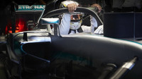 Lewis Hamilton s ochranou kokpitu Halo loni v Singapuru