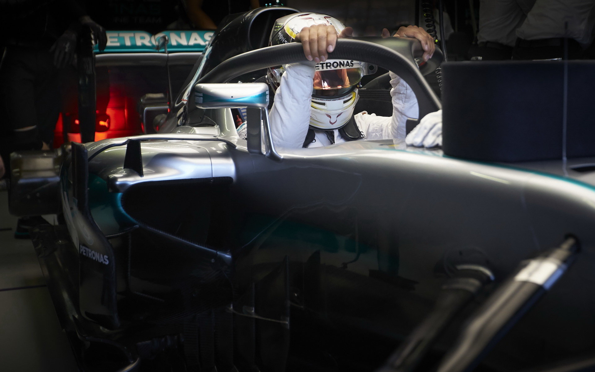 Lewis Hamilton s halo konceptem při pátečním tréninku v Singapuru