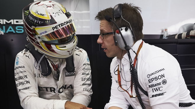 Lewis Hamilton nenastoupil k testům kvůli přesně nespecifikovaným potížím s nohou