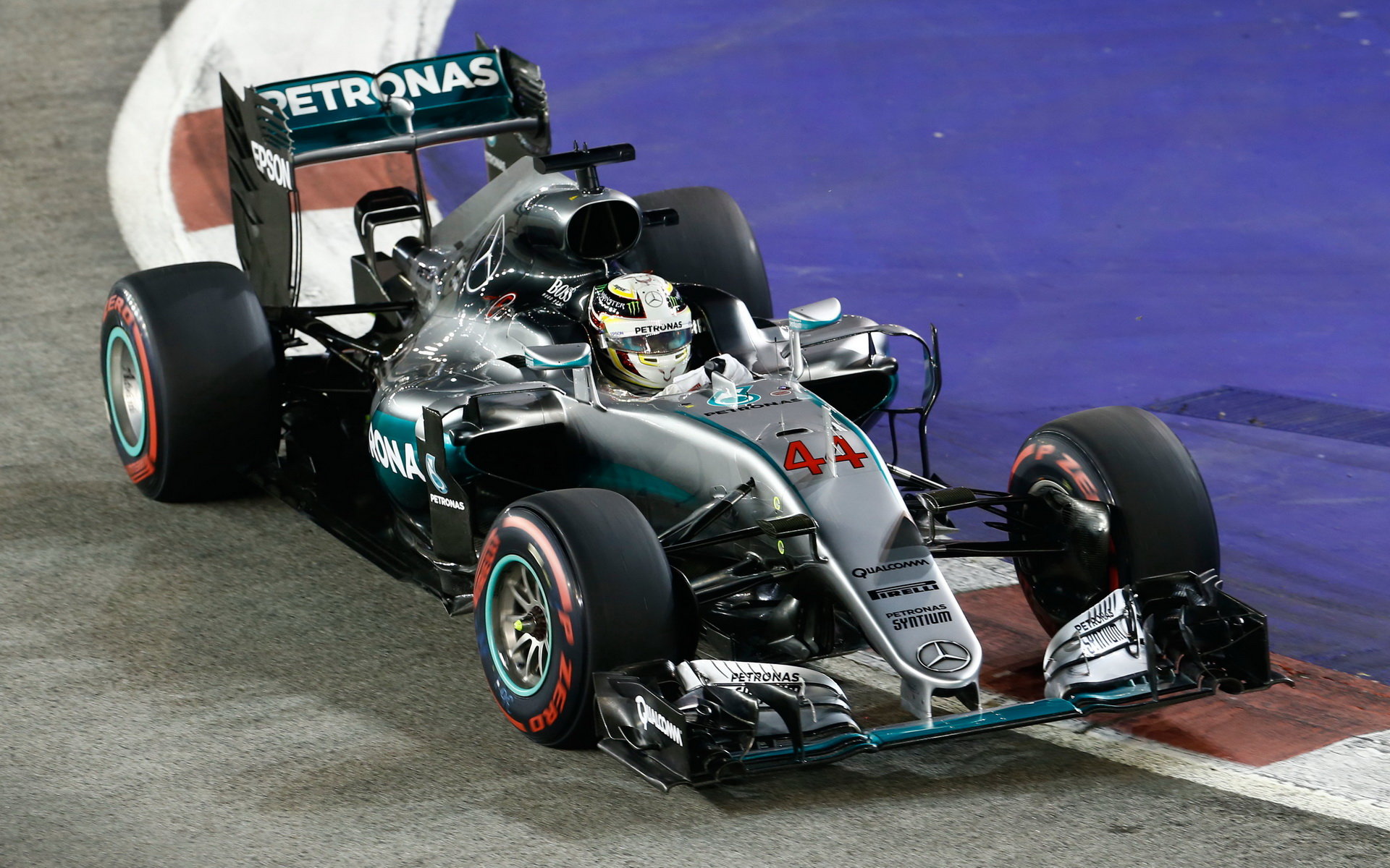 Lewis Hamilton při pátečním tréninku v Singapuru