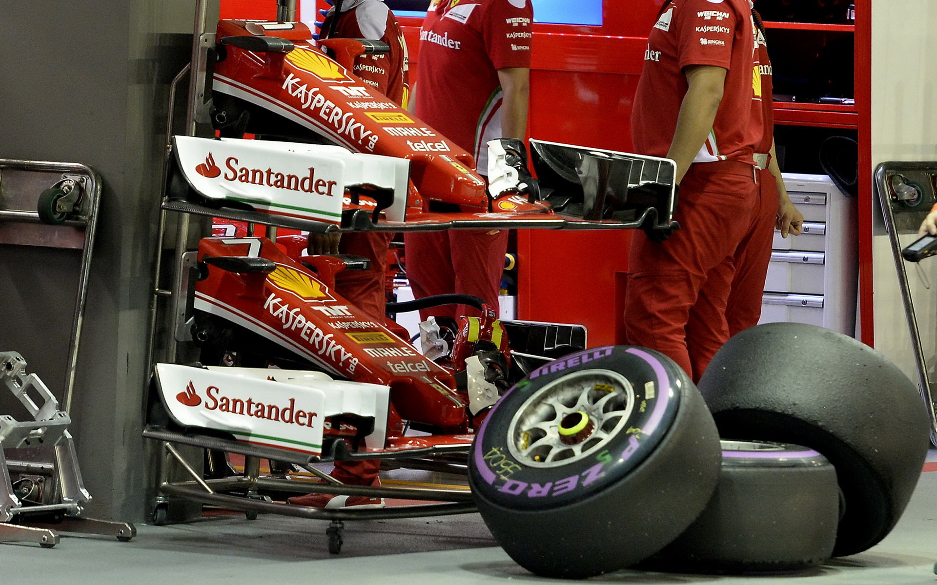 Přední křídla Ferrari v kvalifikaci v Singapuru