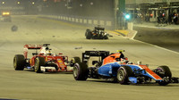 Esteban Ocon a Sebastian Vettel po startu závodu v Singapuru