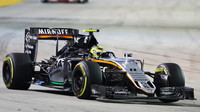 Vozy Force India bojují o překonání loňského týmového maxima