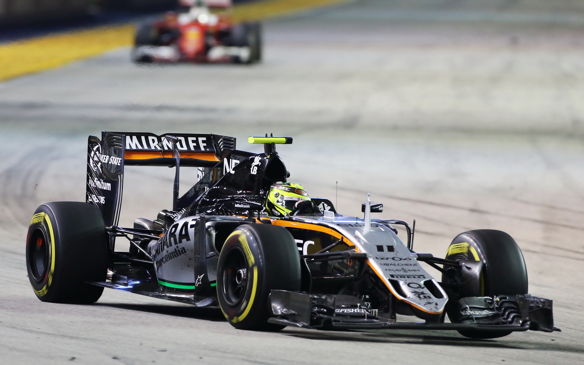 Vozy Force India bojují o překonání loňského týmového maxima