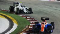 Esteban Ocon a Valtteri Bottas v závodě v Singapuru