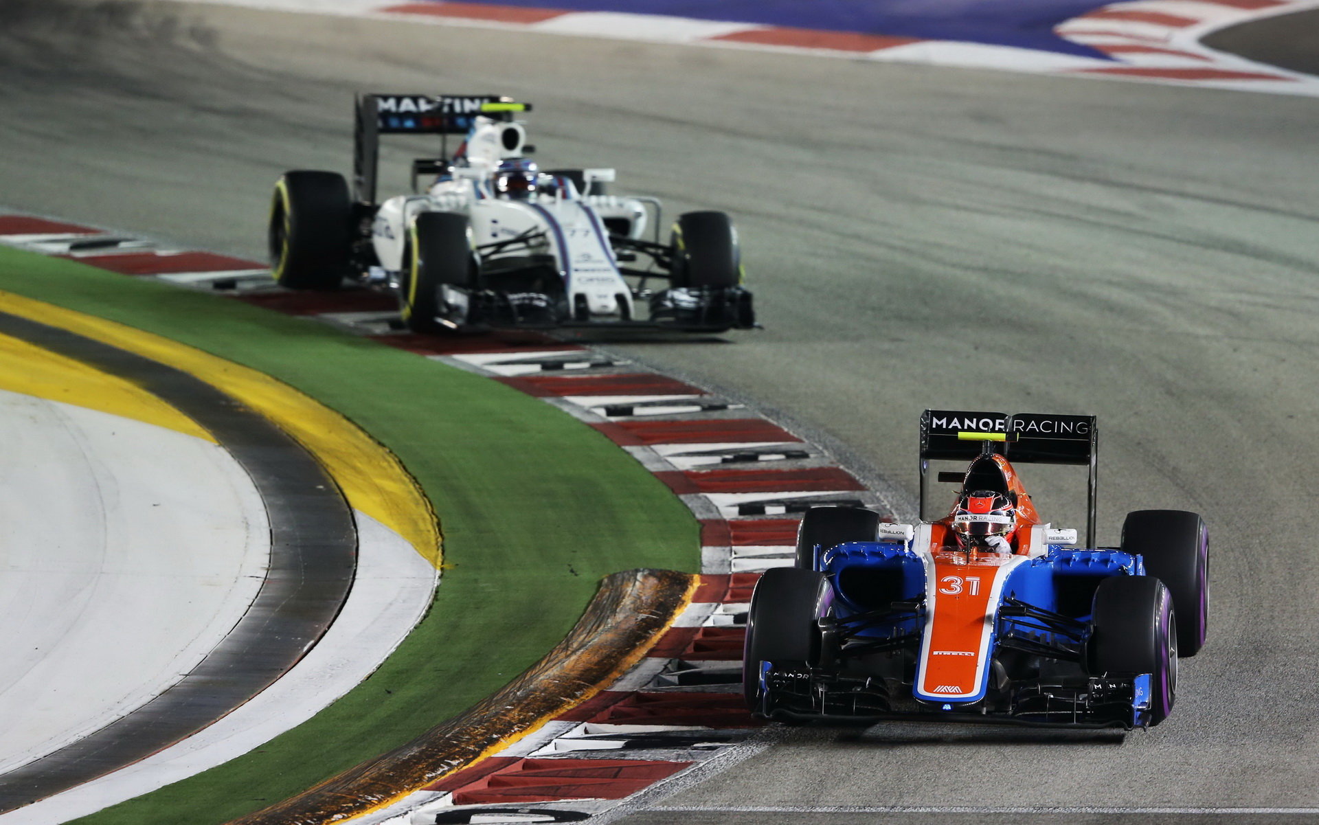 Esteban Ocon a Valtteri Bottas v závodě v Singapuru