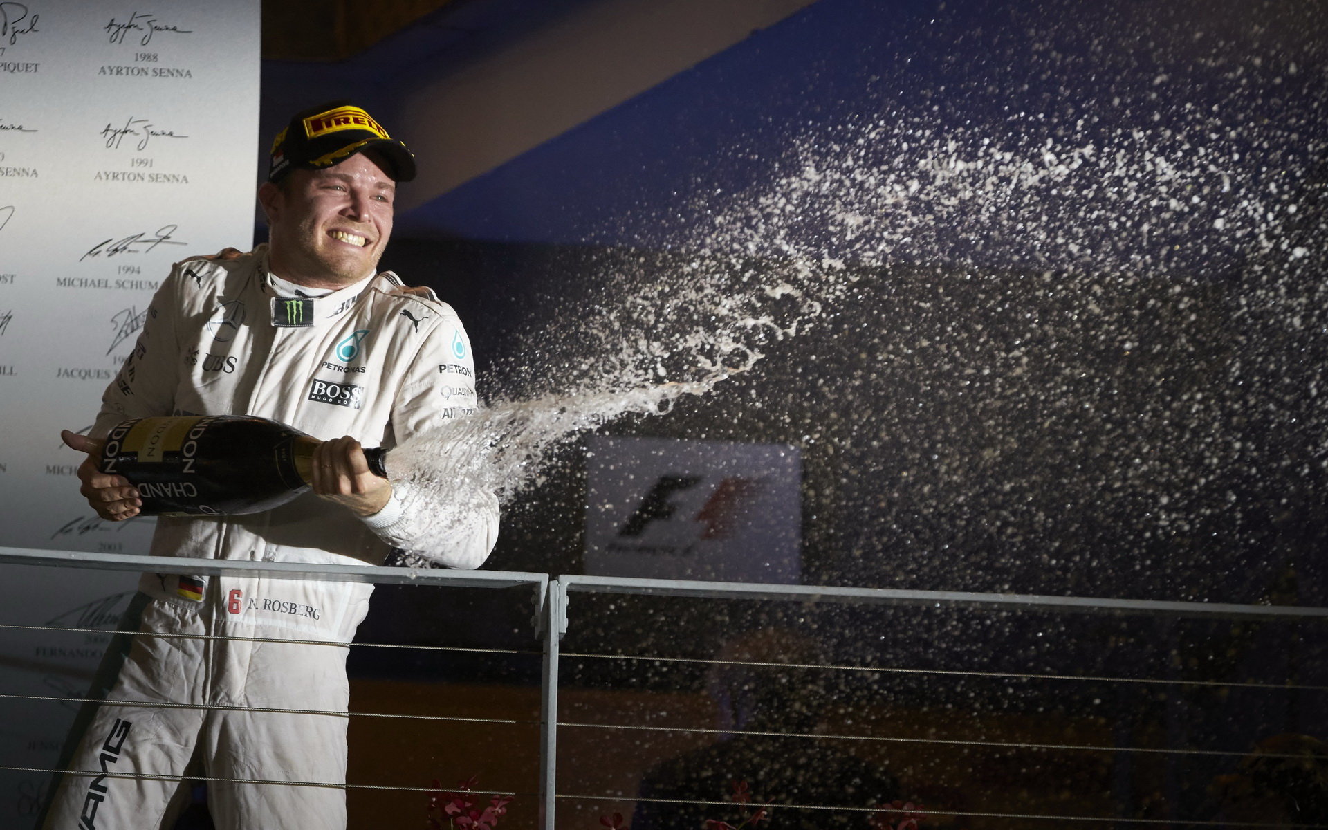 Nico Rosberg slaví vítězství v závodě v Singapuru