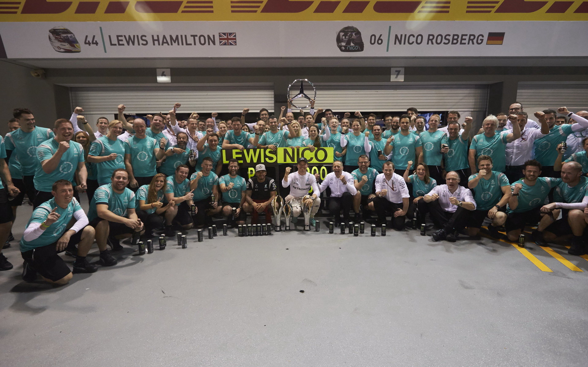 Hromadná fotografie týmu Mercedes po úspěšném víkendu v Singapuru