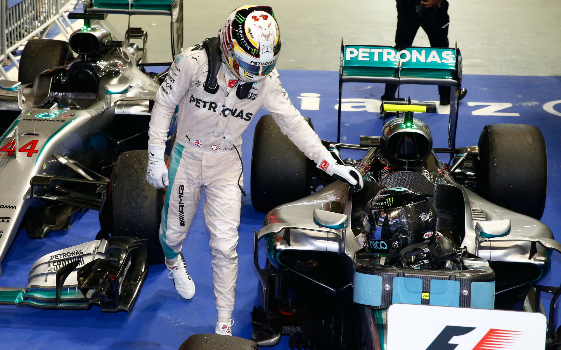 Lewis Hamilton gratuluje Nicovi Rosbergovi po závodě v Singapuru