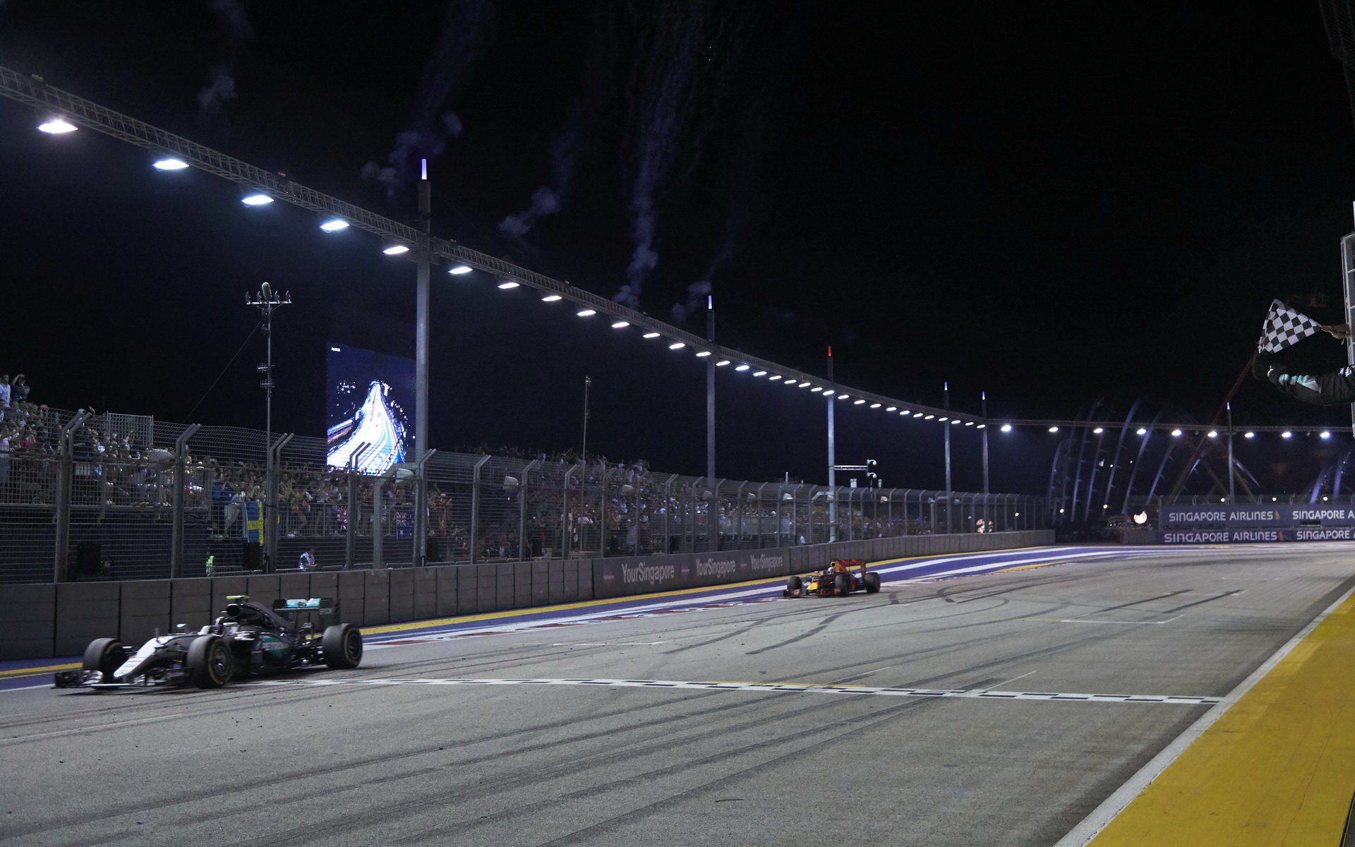 Těsný finiš v Singapuru: Ricciardo projíždí cílem 0,488 sekundy po Rosbergovi