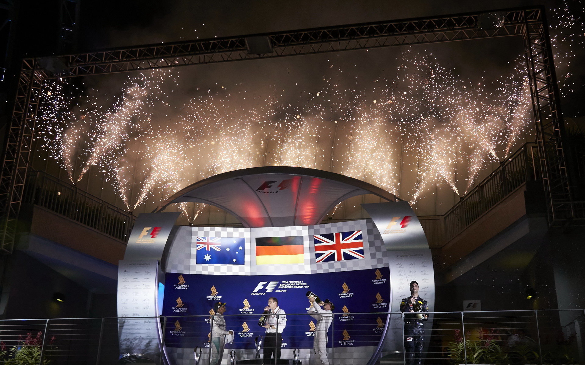 Oslavy na pódiu po závodě v Singapuru