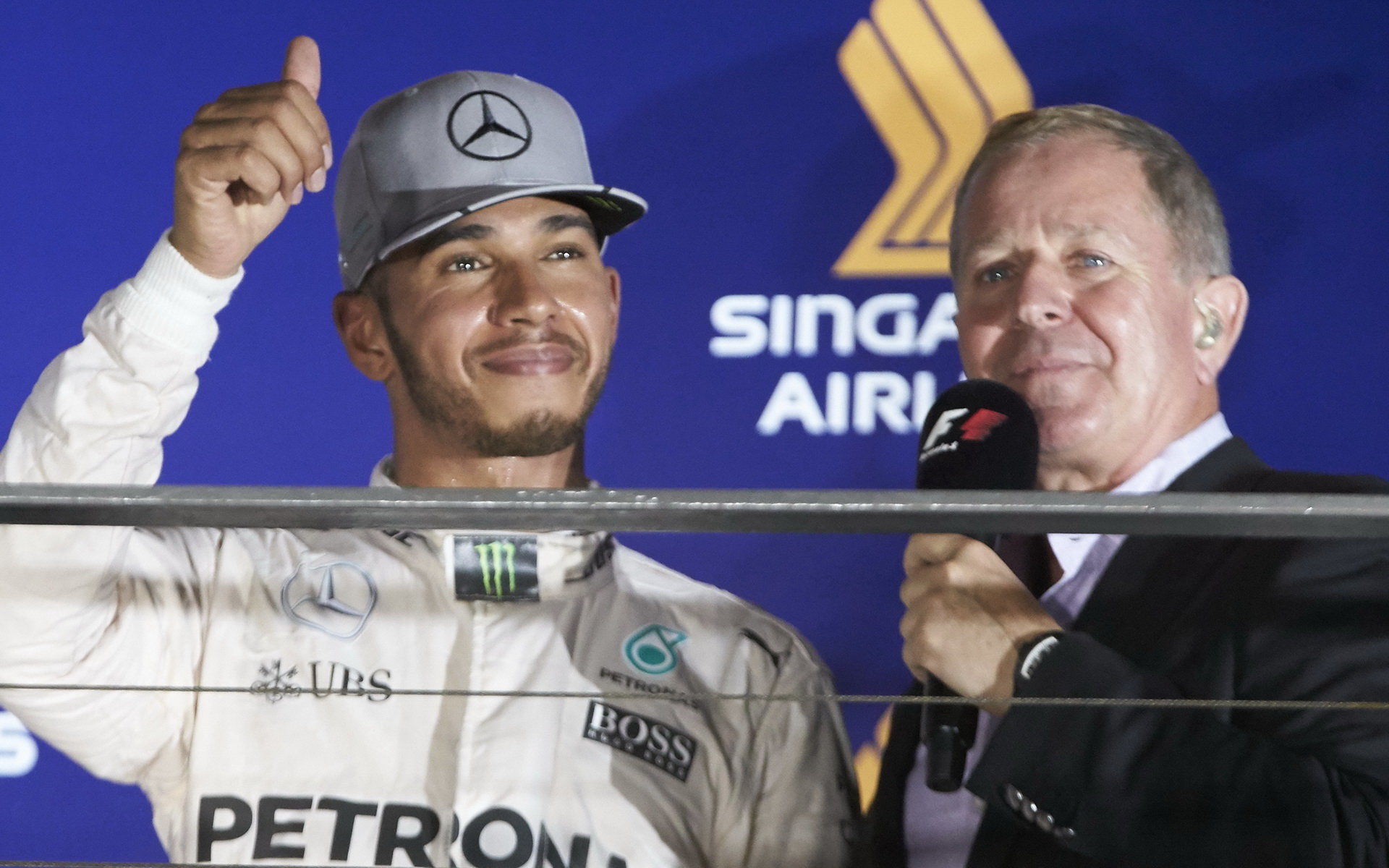 Lewis Hamilton v rozhovoru s Martinem Brundlem na pódiu po závodě v Singapuru