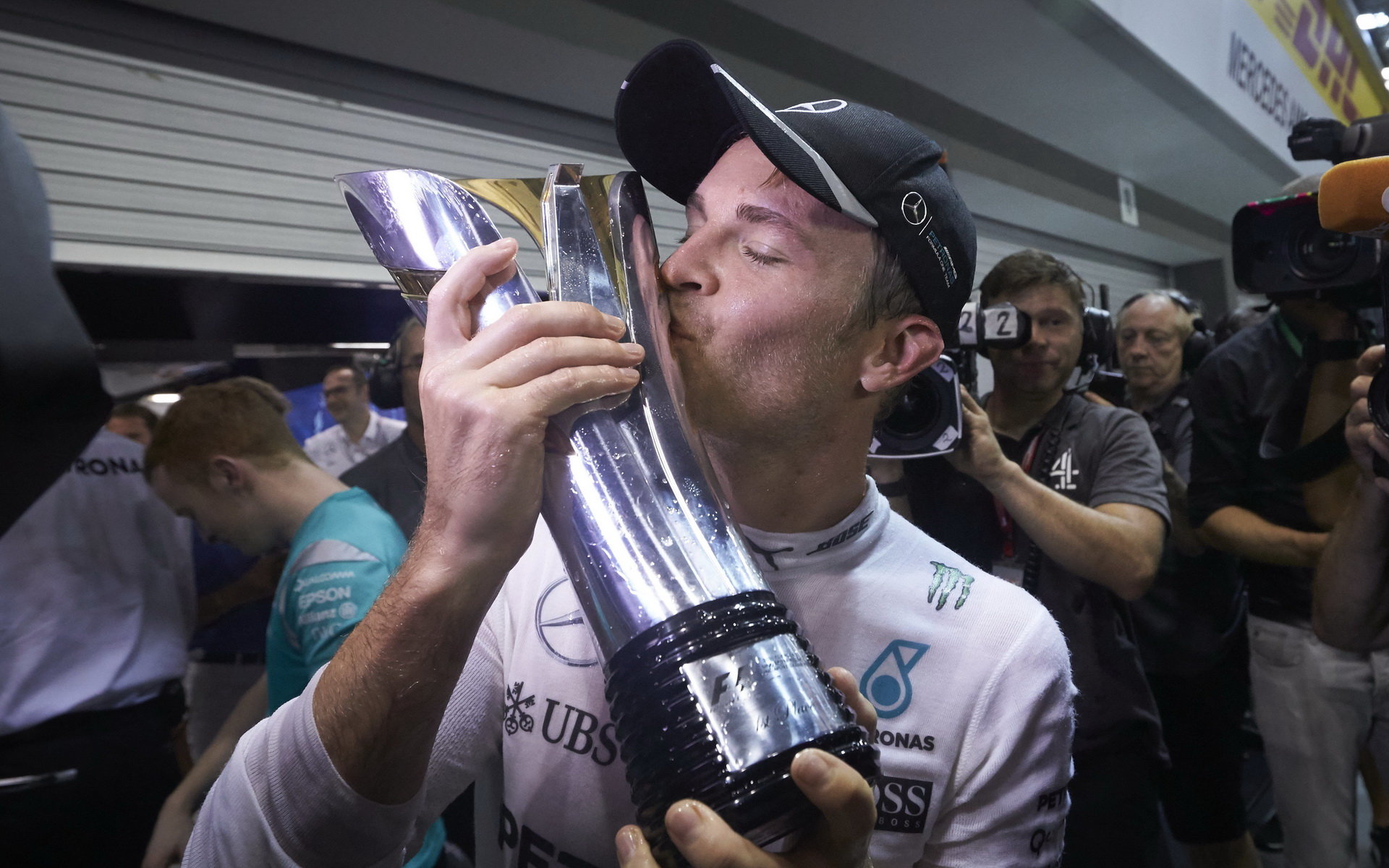Nico Rosberg se svou trofejí po závodě v Singapuru