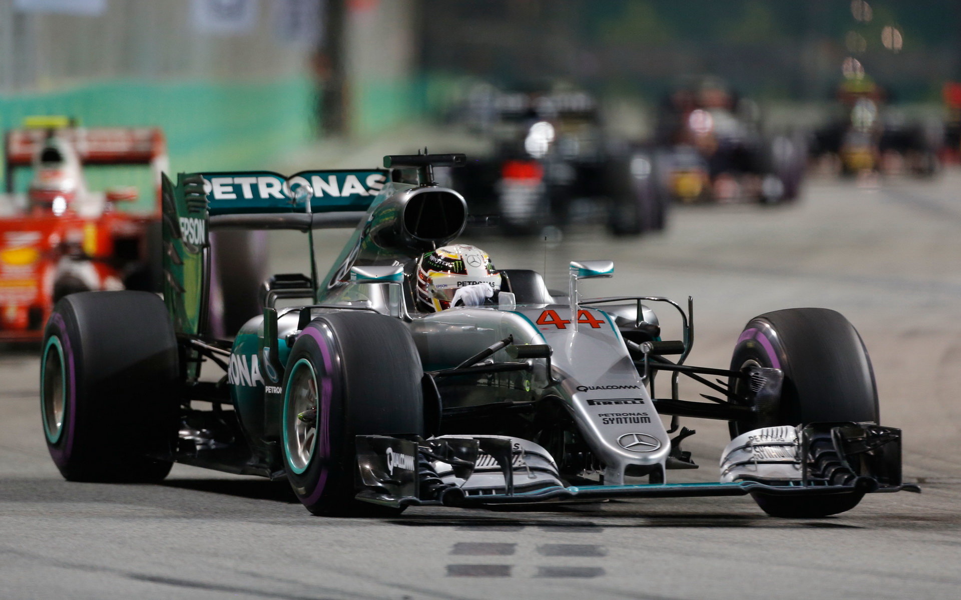 Lewis Hamilton v závodě v Singapuru
