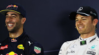 Danile Ricciardo a Nico Rosberg na tiskovce po kvalifikaci v Singapuru