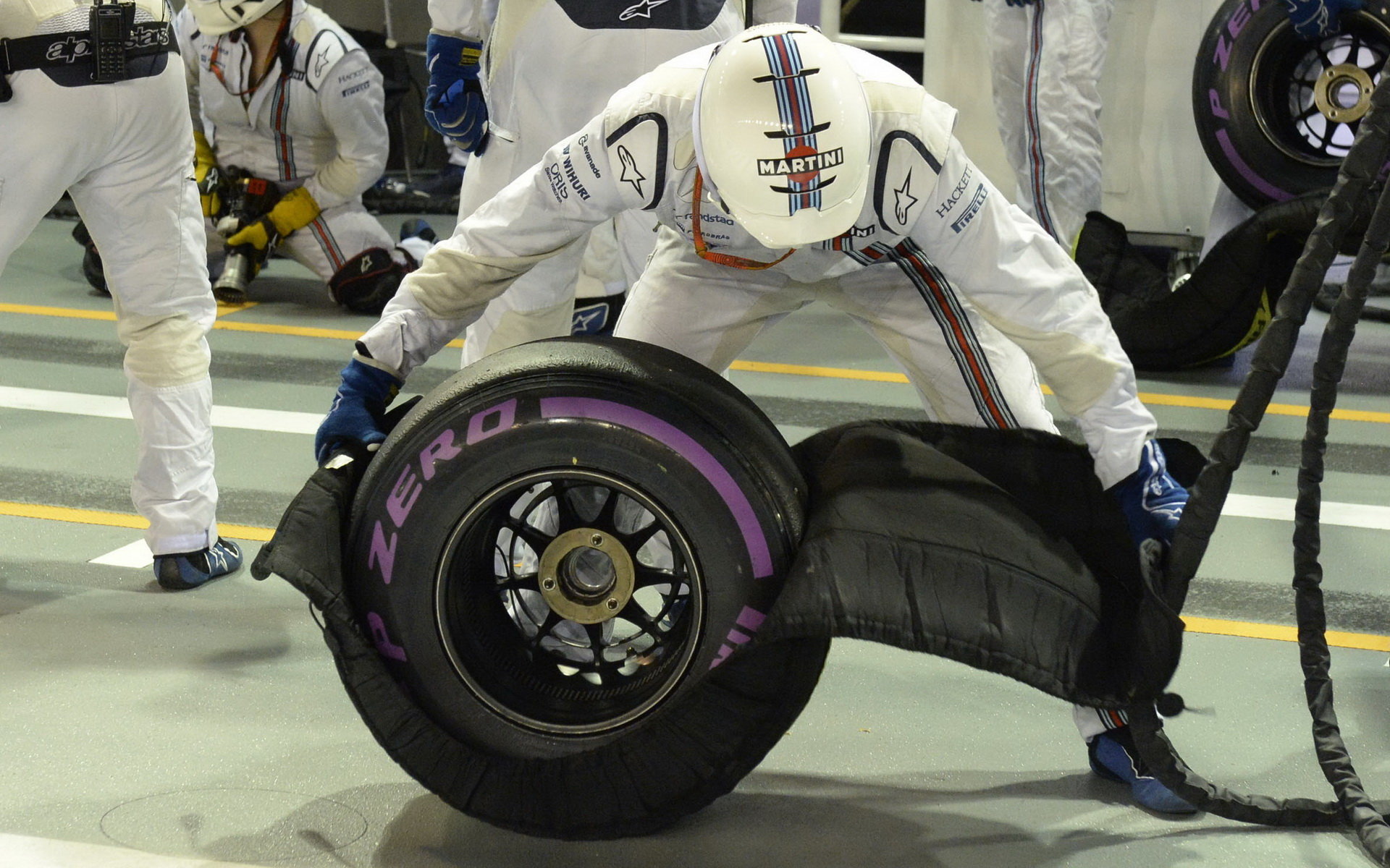 Mechani Williamsu připravuje ultra-měkkou pneumatiku v závodě v Singapuru