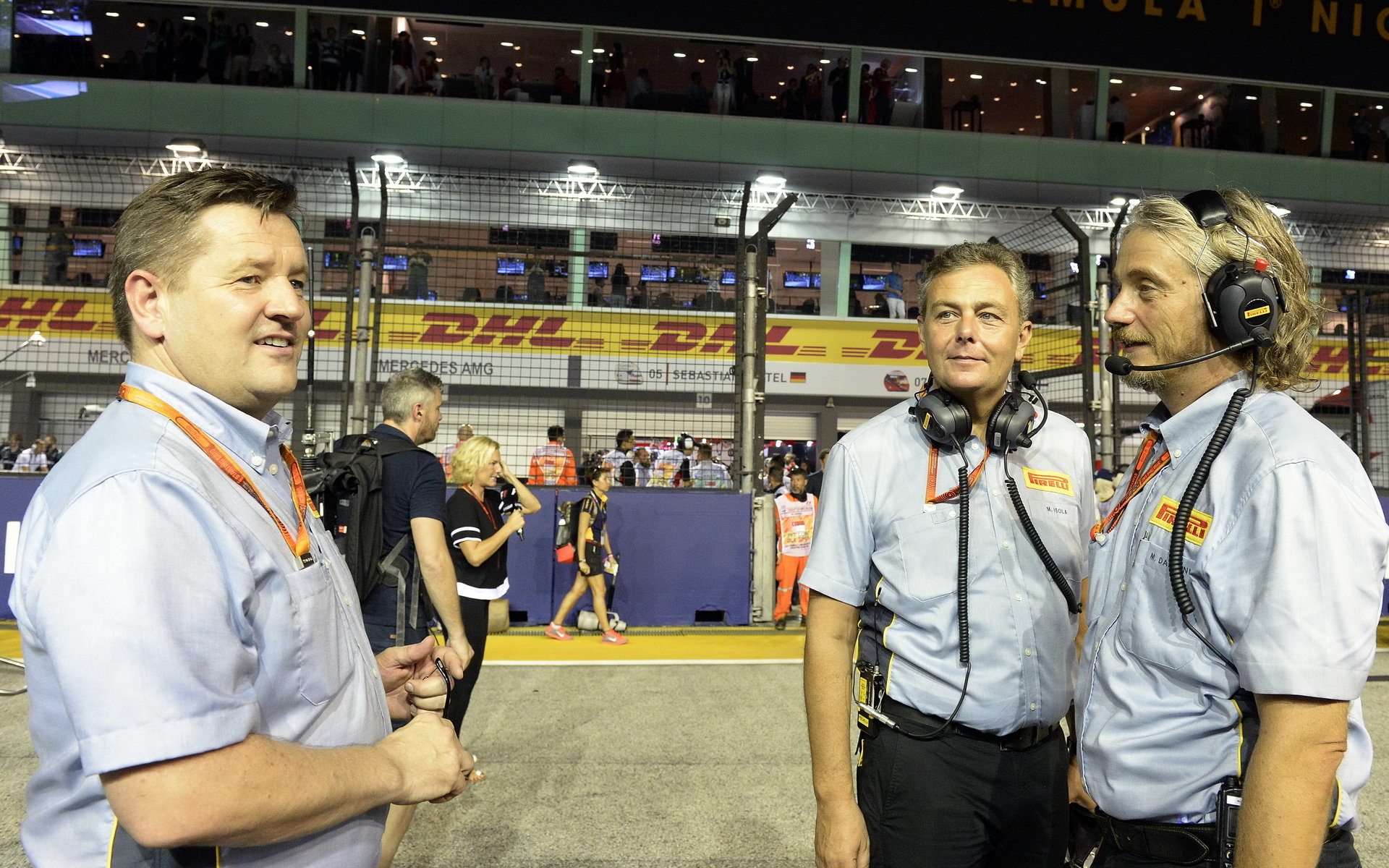 Paul Hembery se svými kolegy před závodem v Singapuru