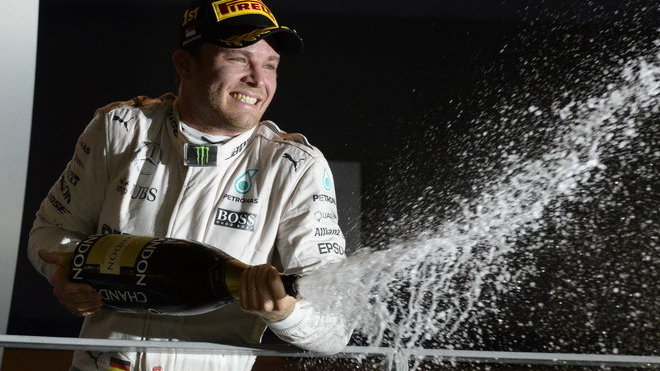 Nico Rosberg se raduje z vítězství v Singapuru
