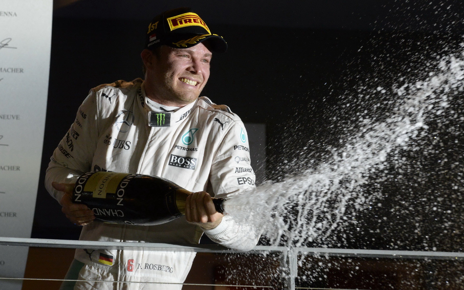 Nico Rosberg se raduje z vítězství po závodě v Singapuru