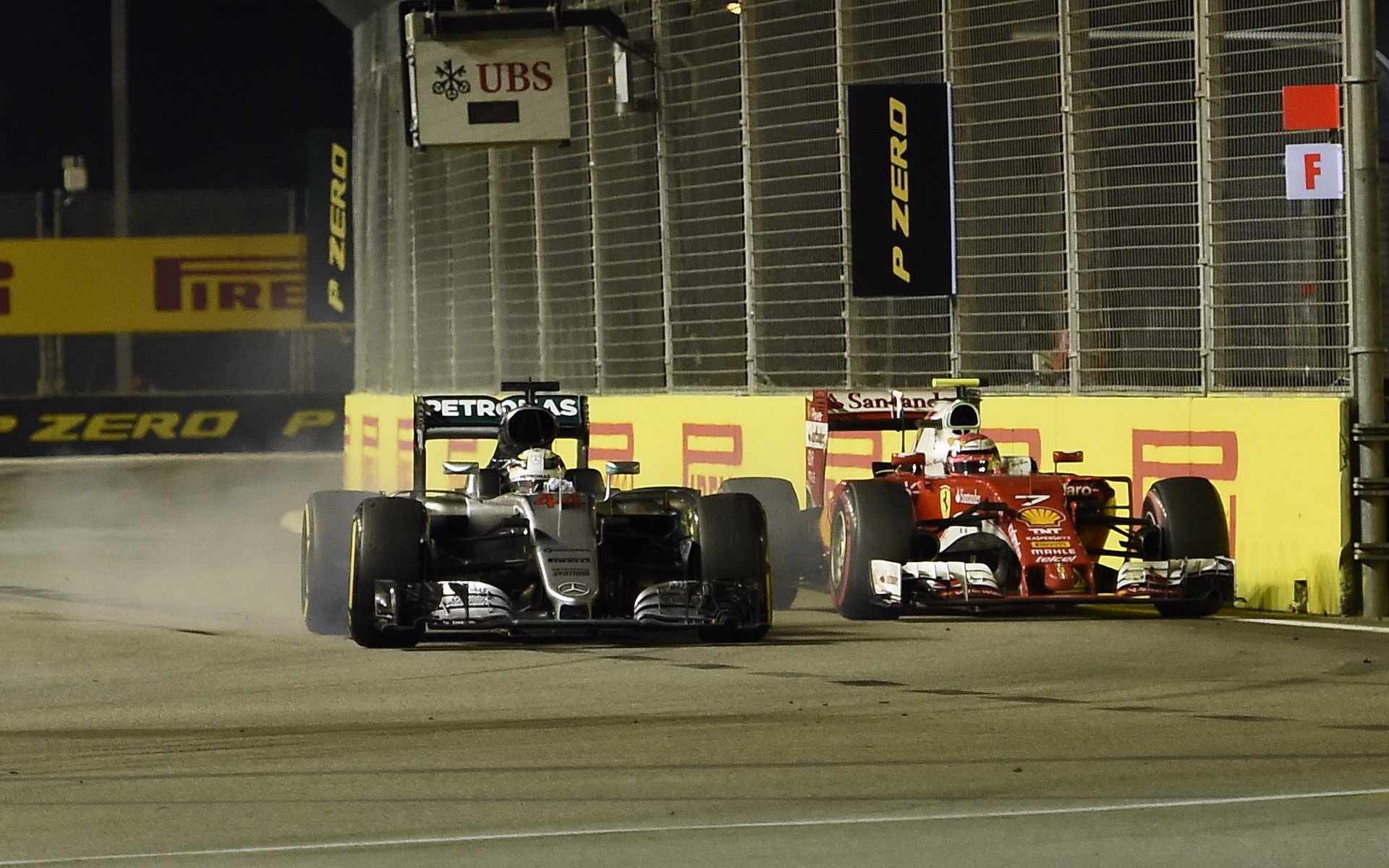 Lewis Hamilton předjíždí Kimiho Räikkönen v závodě v Singapuru