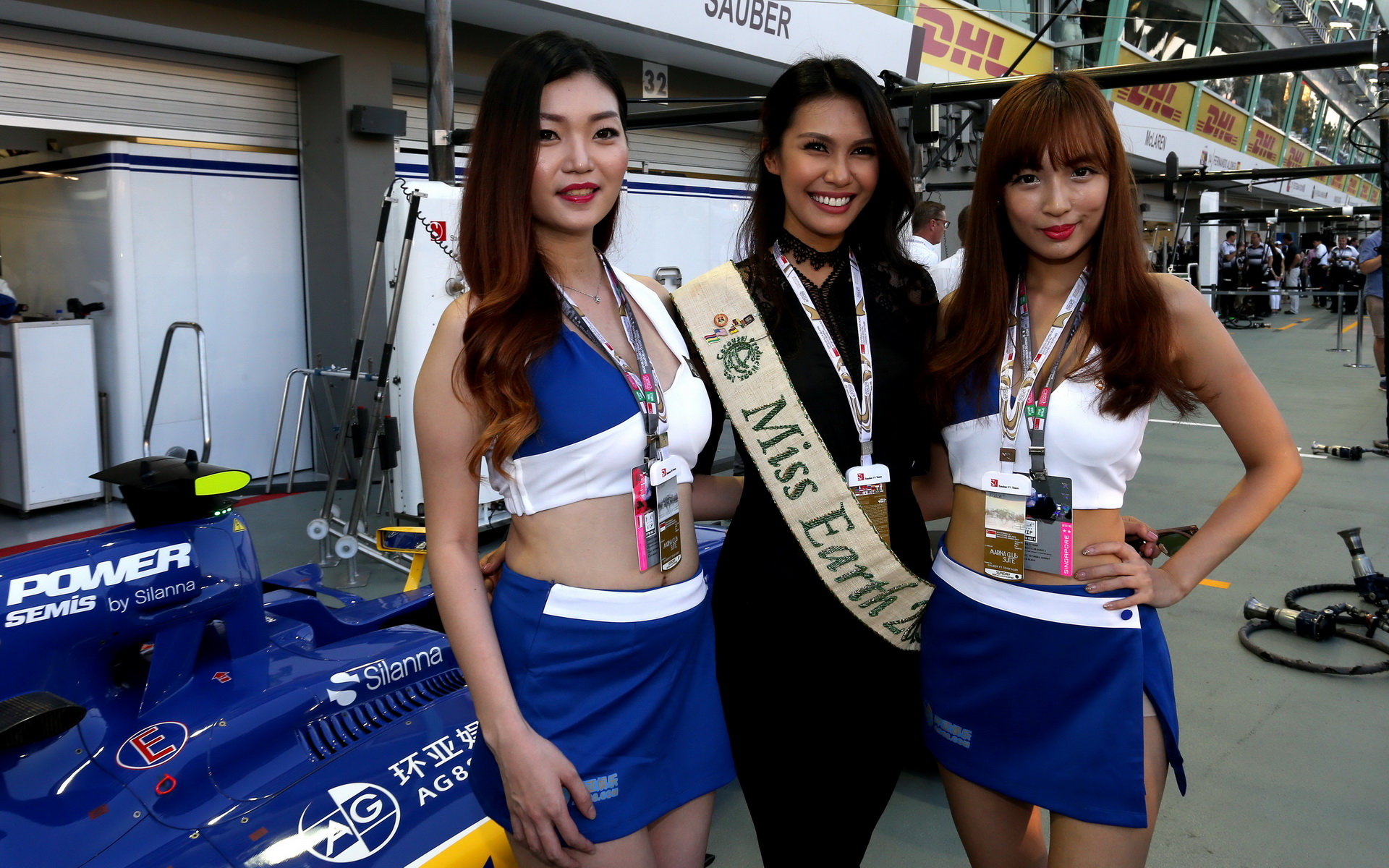 Pitbabes s Miss Earth u Sauberu v Singapuru