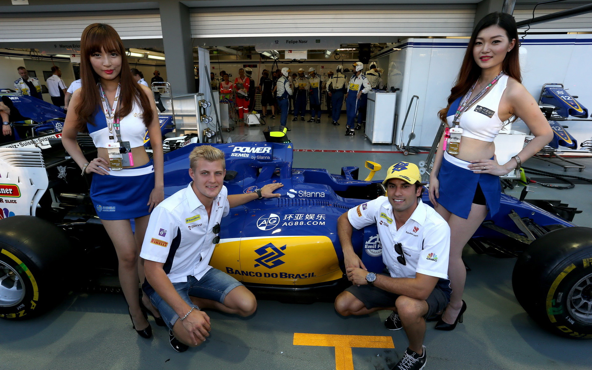 Felipe Nasr a Marcus Ericsson s pitbabes  v Singapuru