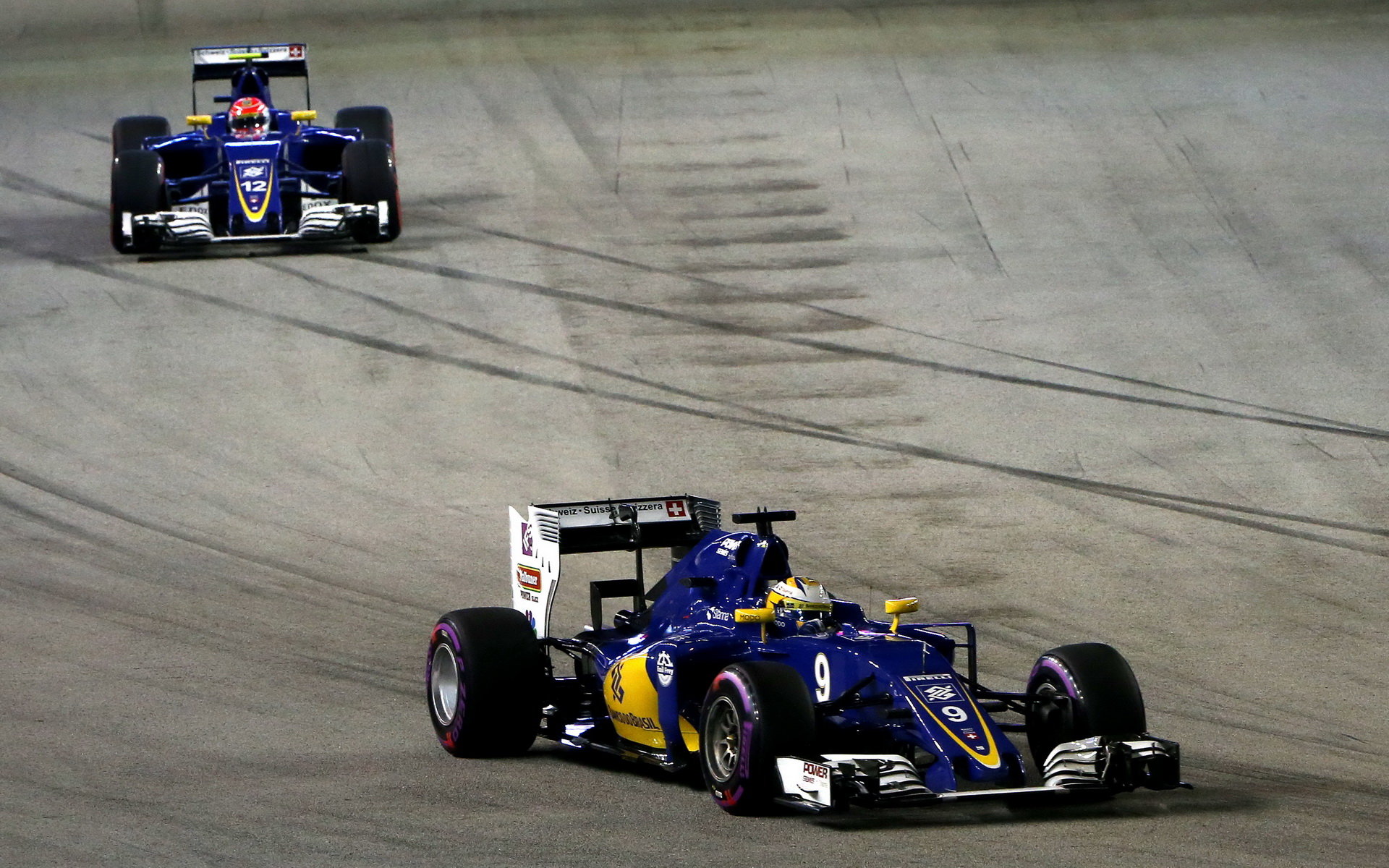 Marcus Ericsson a Felipe Nasr v závodě v Singapuru