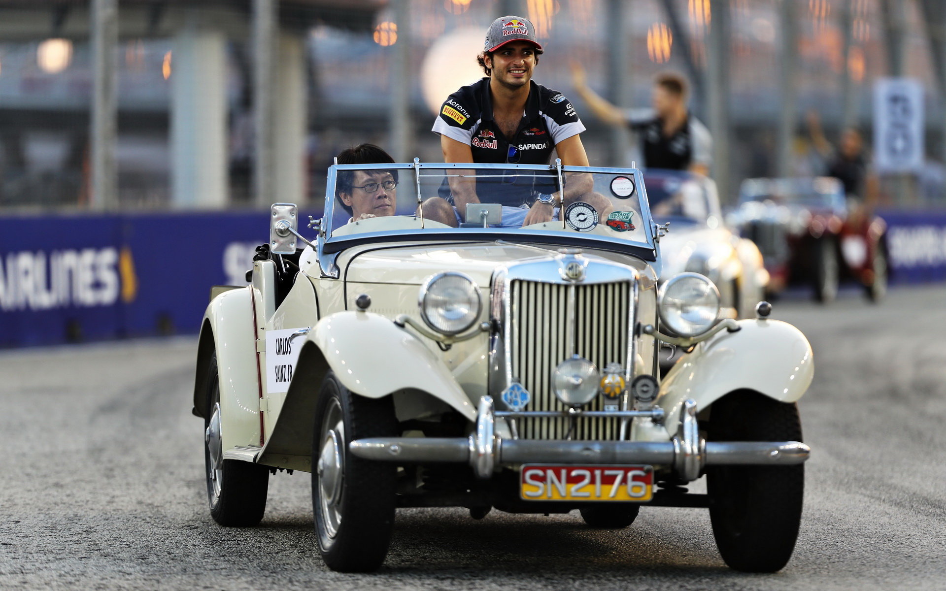 Carlos Sainz při prezentaci před závodem v Singapuru