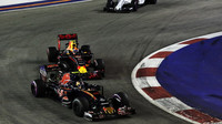 Carlos Sainz a Max Verstappen v závodě v Singapuru