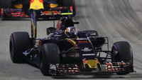 Carlos Sainz s poškozenou bočnicí v závodě v Singapuru
