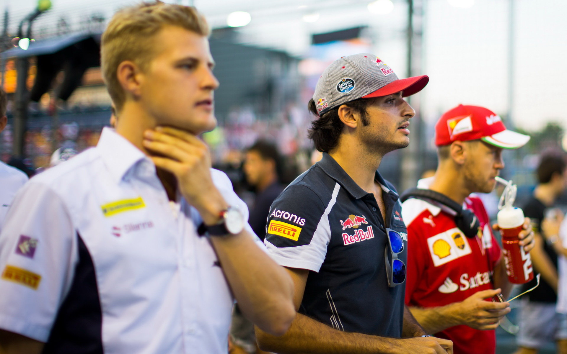 Marcus Ericsson, Carlos Sainz a Sebastian Vettel před závodem v Singapuru