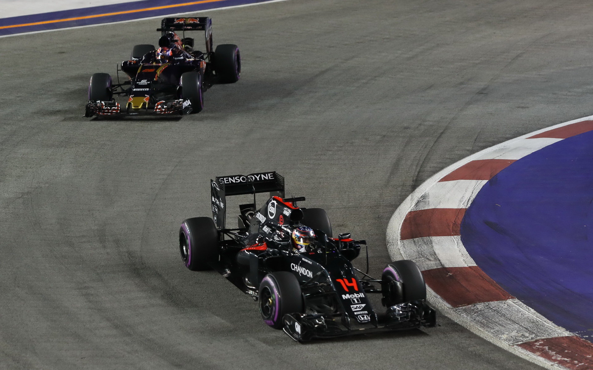Fernando Alosno a Daniil Kvjat v závodě v Singapuru