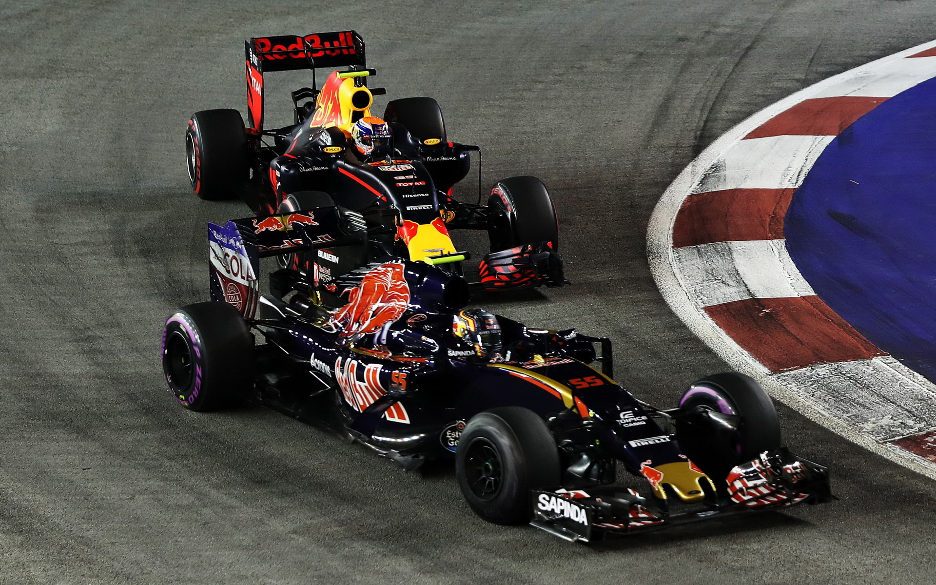 Carlos Sainz a Max Verstappen v závodě v Singapuru