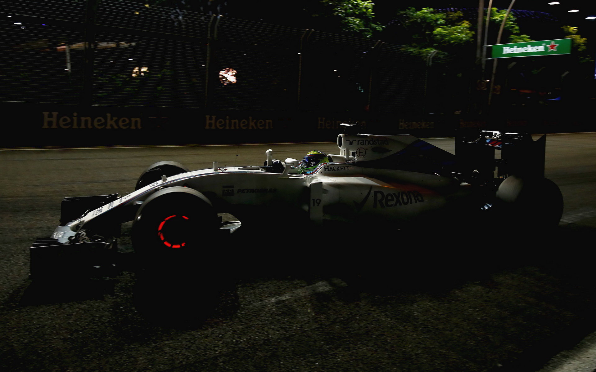 Felipe Massa a jeho žhavé brzdové kotouče v závodě v Singapuru