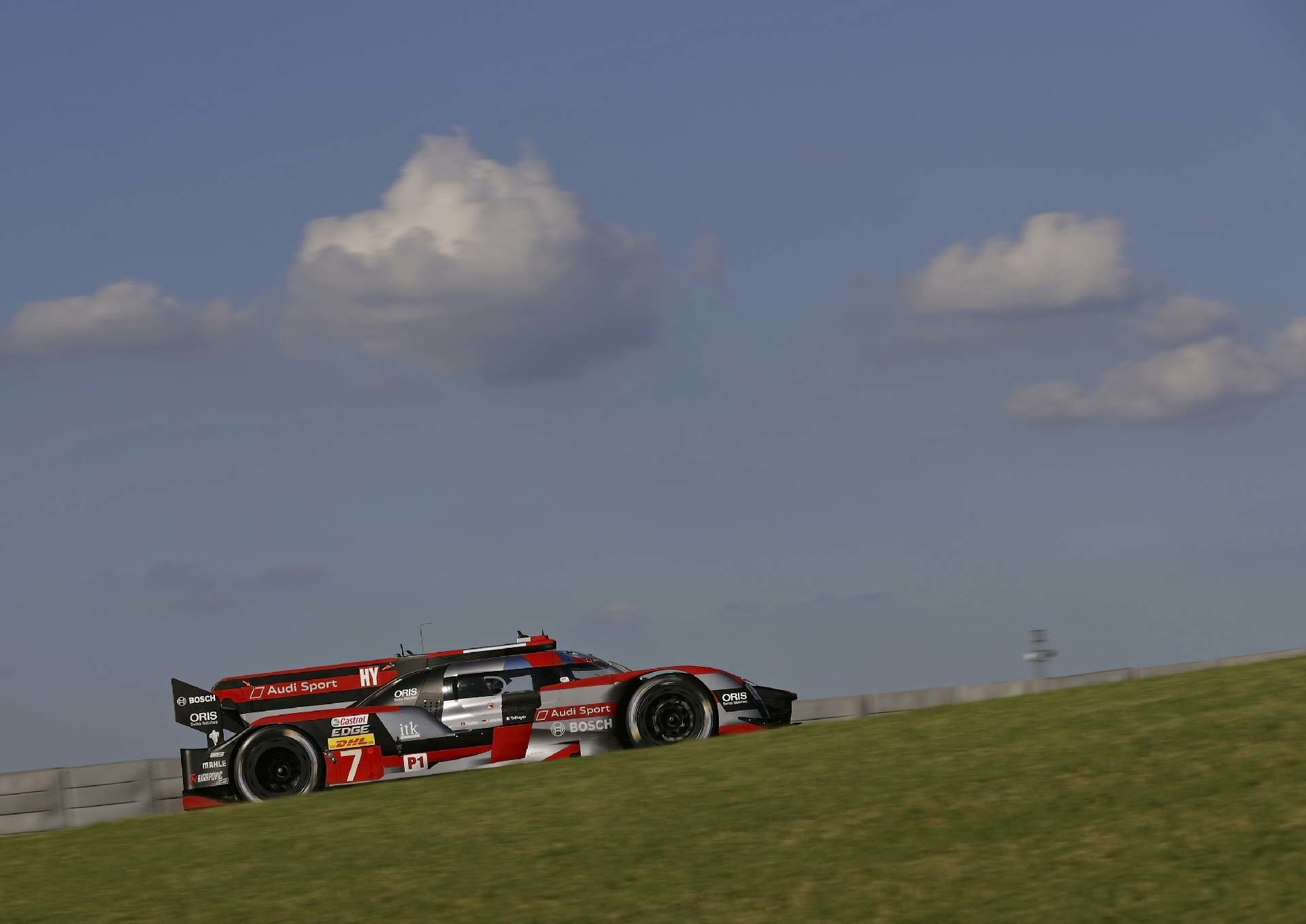 Audi R18 e-tron quattro s posádkou Benoit Tréulier,Marcel Fässler, André Lotterer