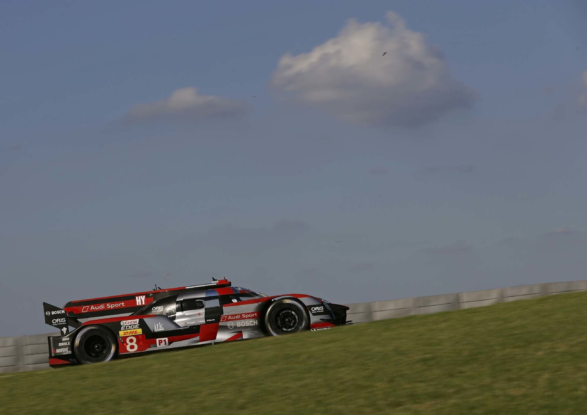 Audi R18 e-tron quattro s posádkou Lucas Di Grassi, Loic Duval, Olivier Jarvis