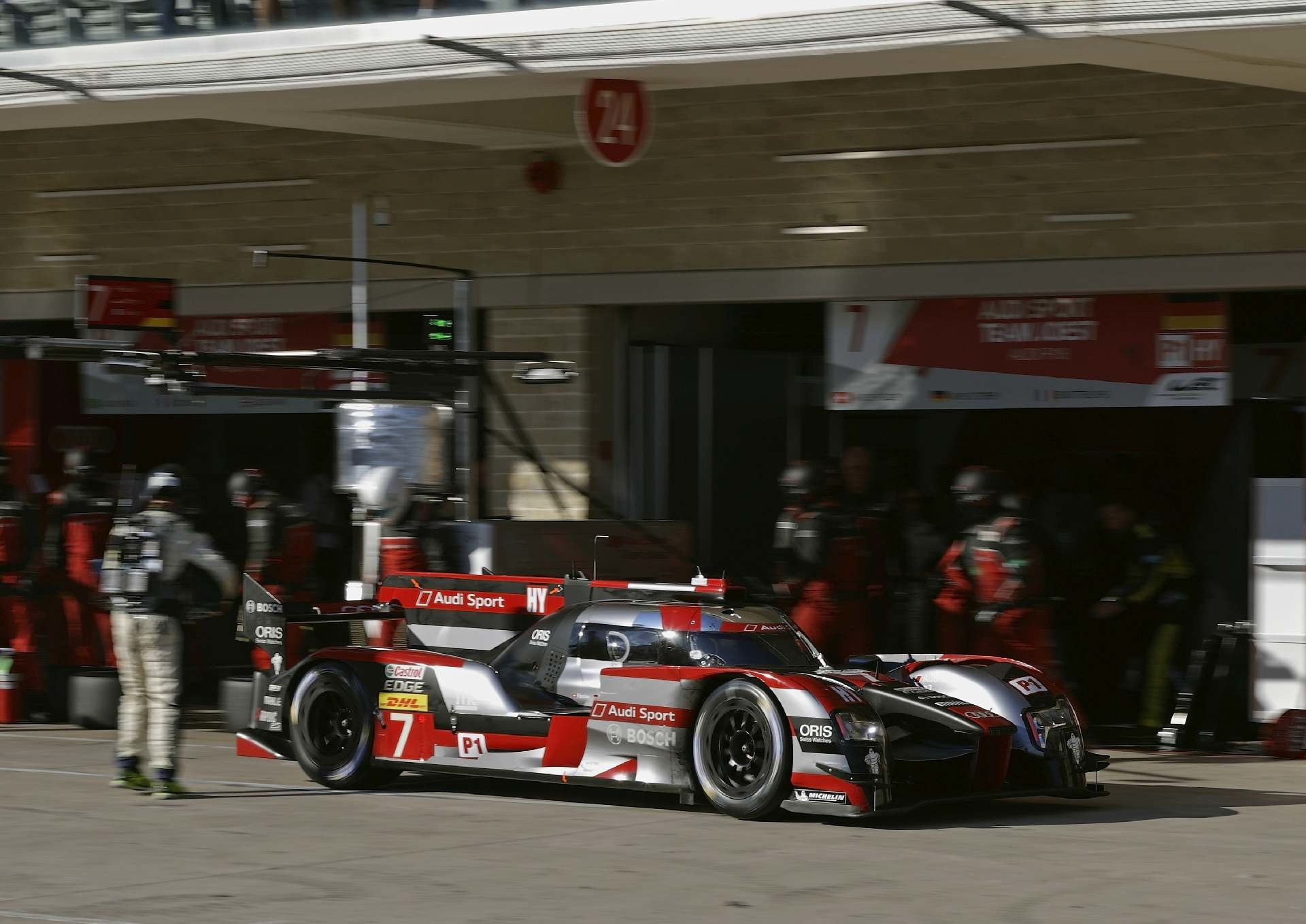 Audi R18 e-tron quattro s posádkou Benoit Tréulier,Marcel Fässler, André Lotterer