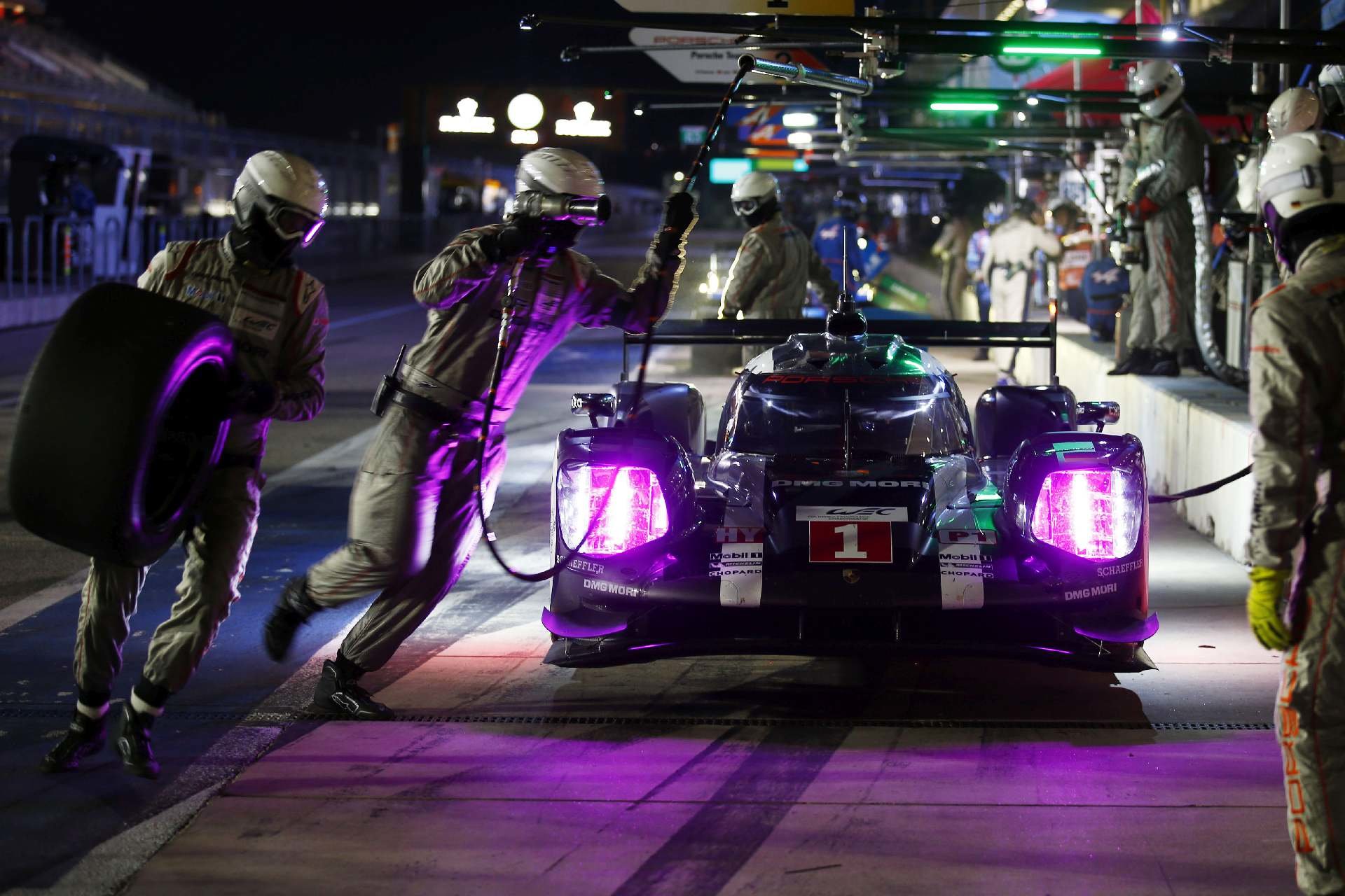 Porsche 919 Hybrid s posádkou Webber, Hartley, Bernhard