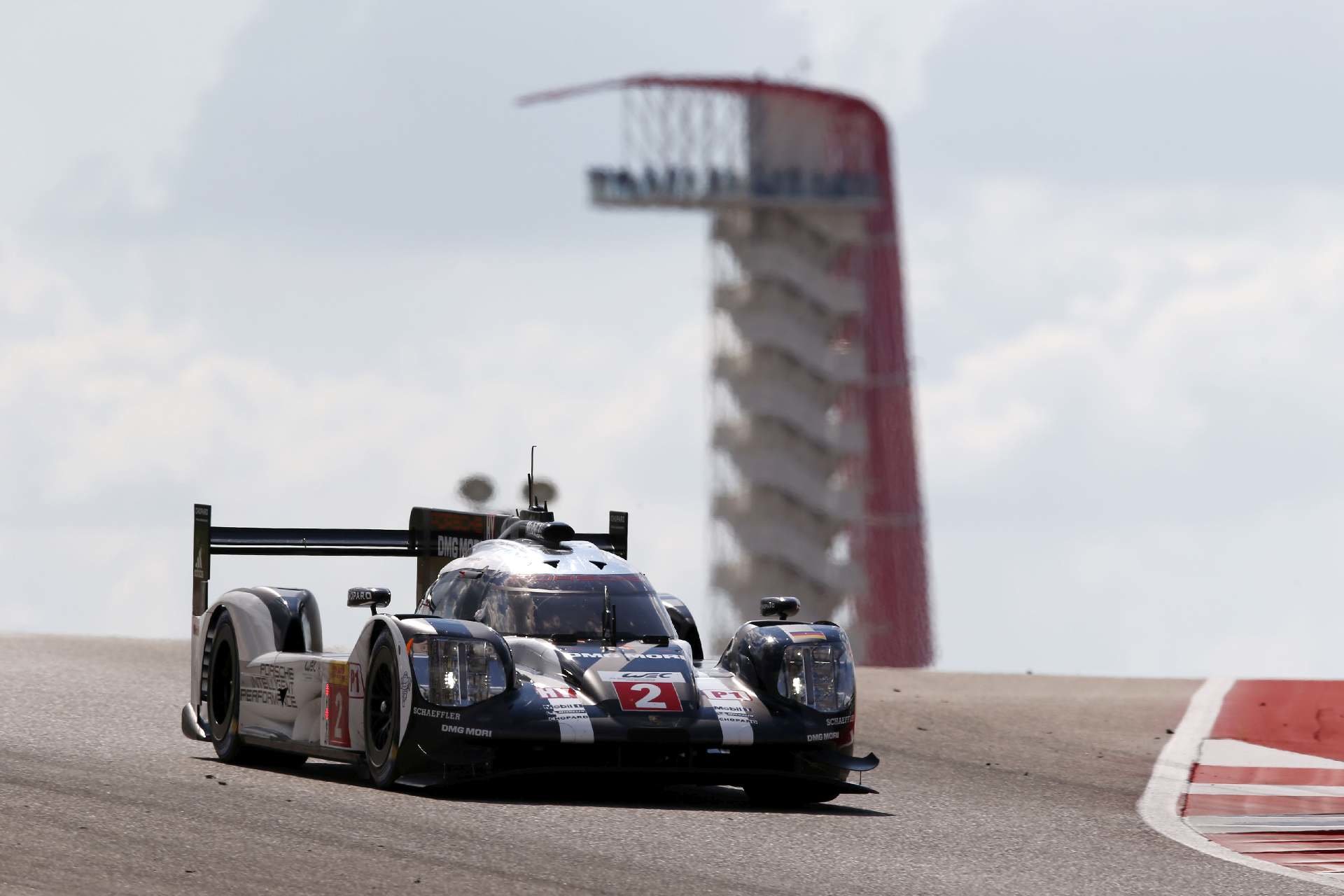 Porsche 919 Hybrid s posádkou Dumas, Lieb, Jani