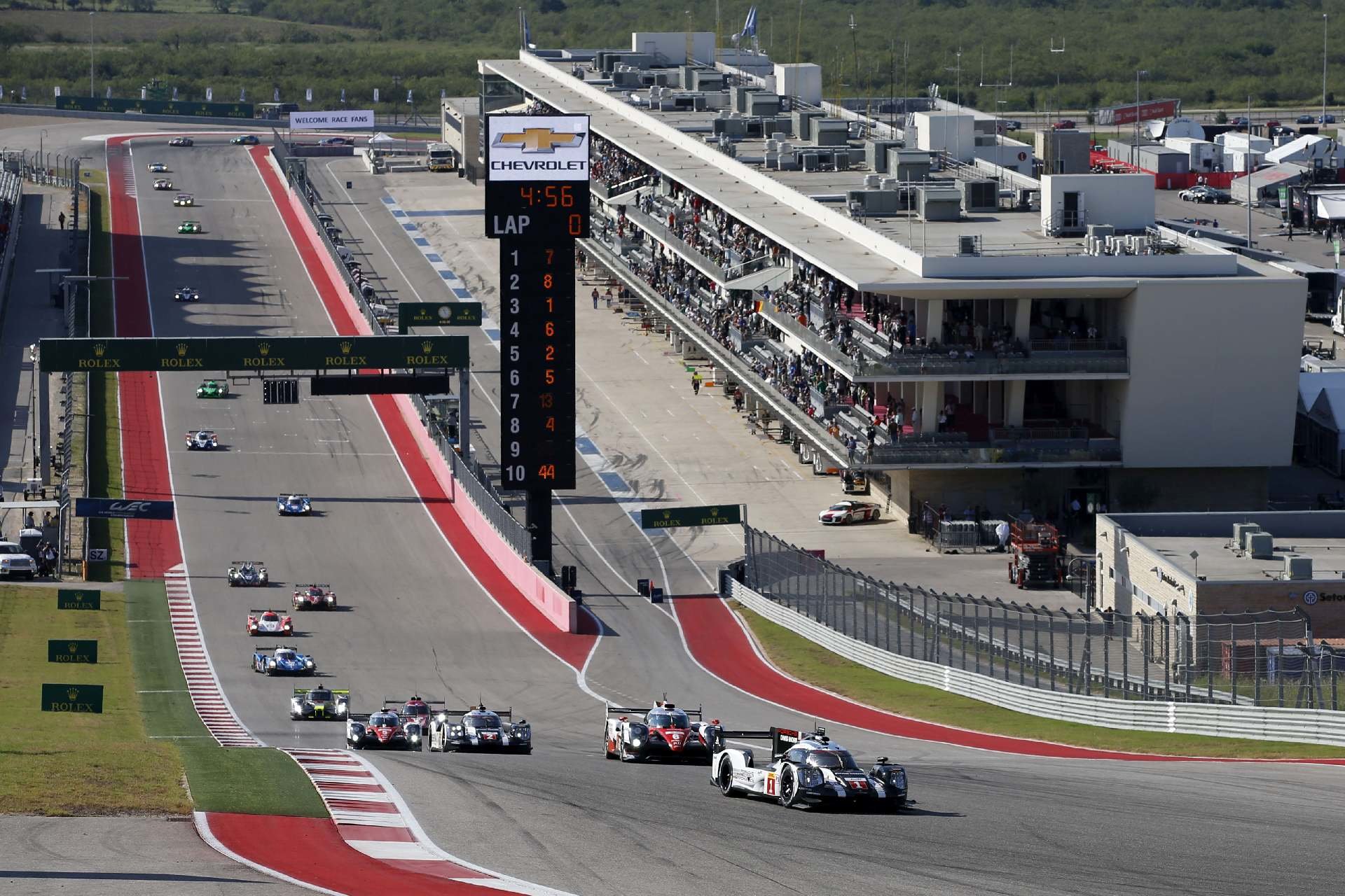 Porsche 919 Hybrid s posádkou Webber, Hartley, Bernhard