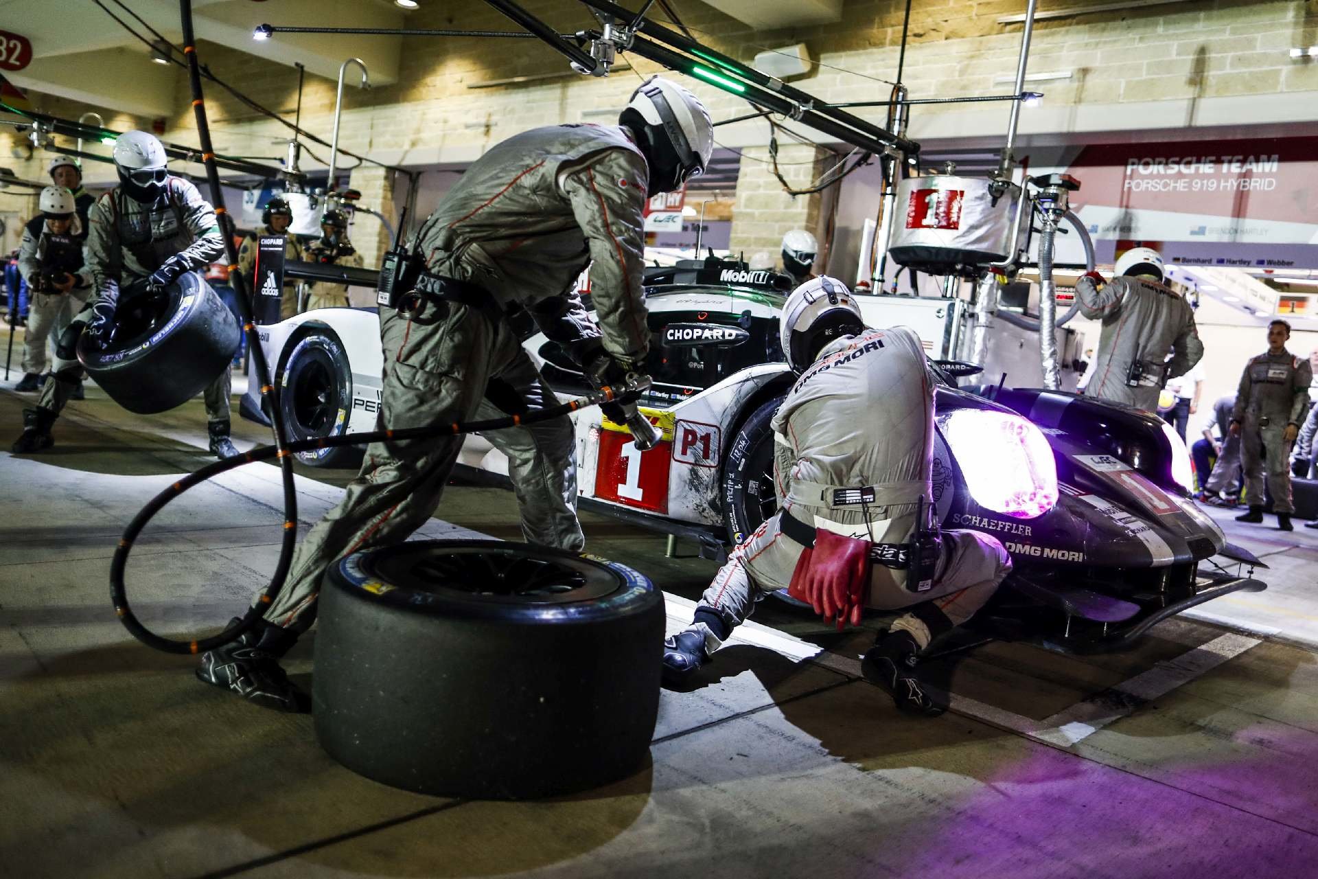 Porsche 919 Hybrid s posádkou Webber, Hartley, Bernhard