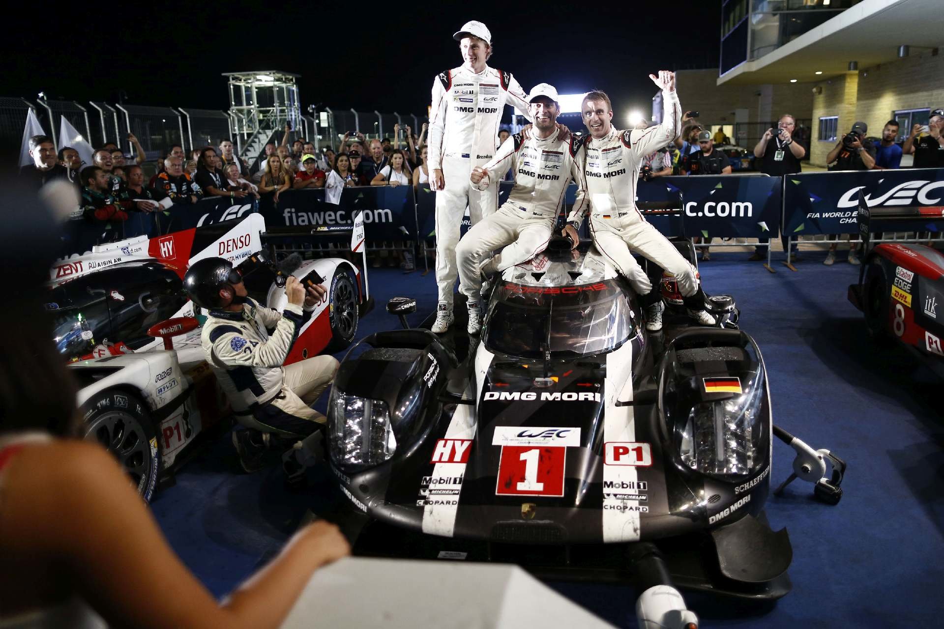 Brendon Hartley, Mark Webber a Timo Bernhard se radují bezprostředně po vítězství v Austinu