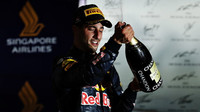 Daniel Ricciardo slaví na pódiu po závodě v Singapuru