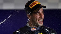 Daniel Ricciardo slaví na pódiu po závodě v Singapuru